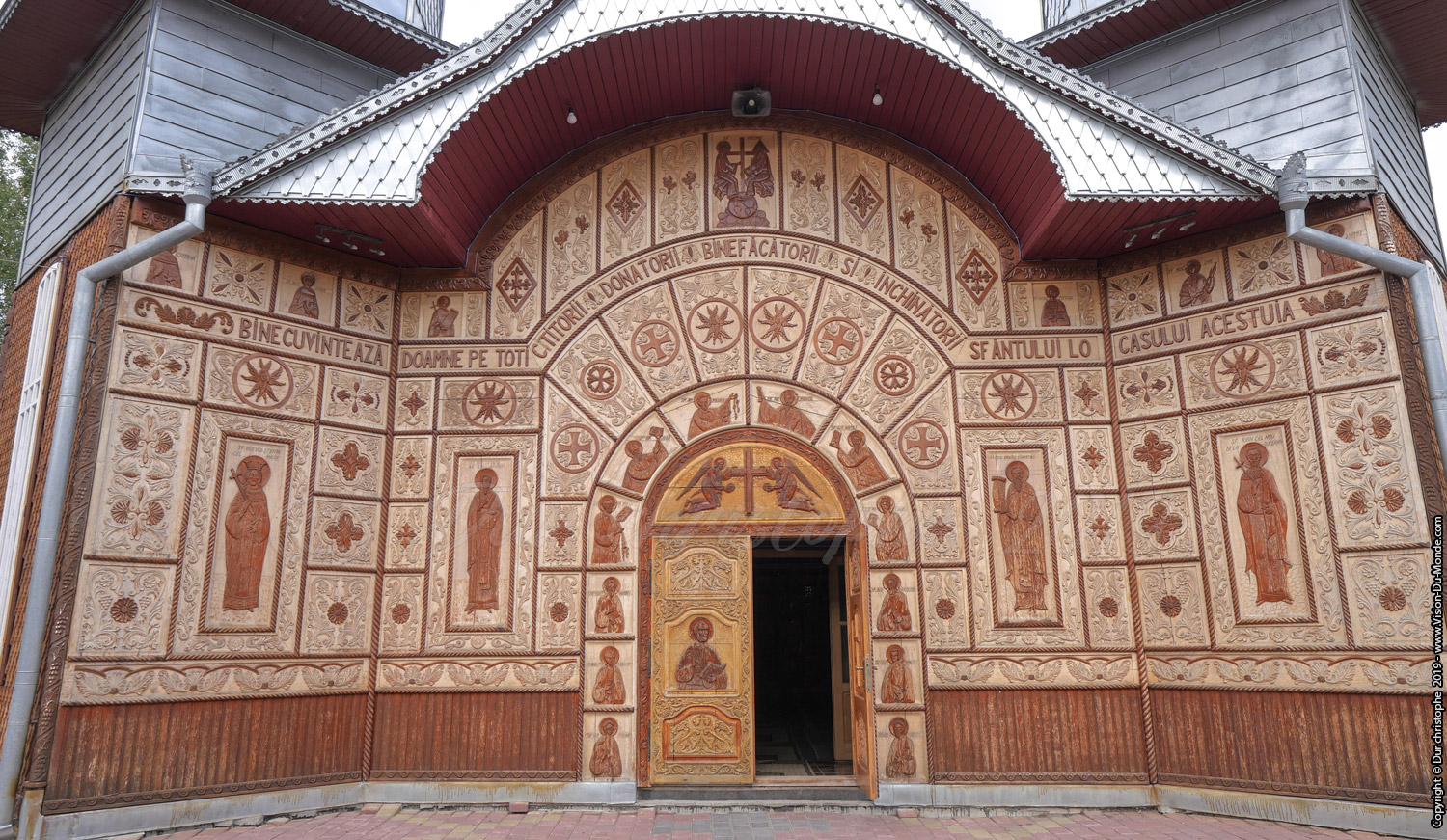 entrée d'église en bois sculpté