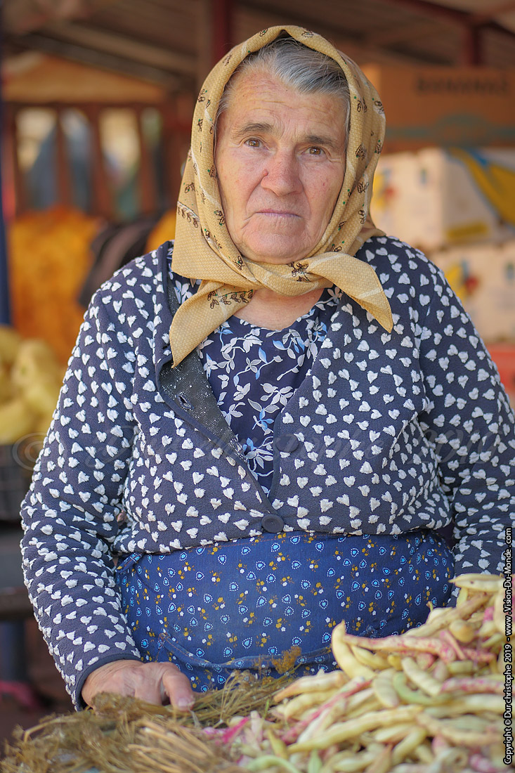 la vendeuse de noix - Marché de Sighetu Marmatiei