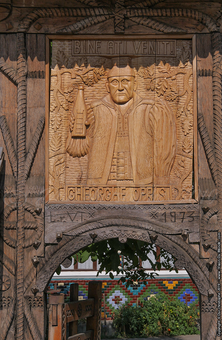 Portail sculpté
