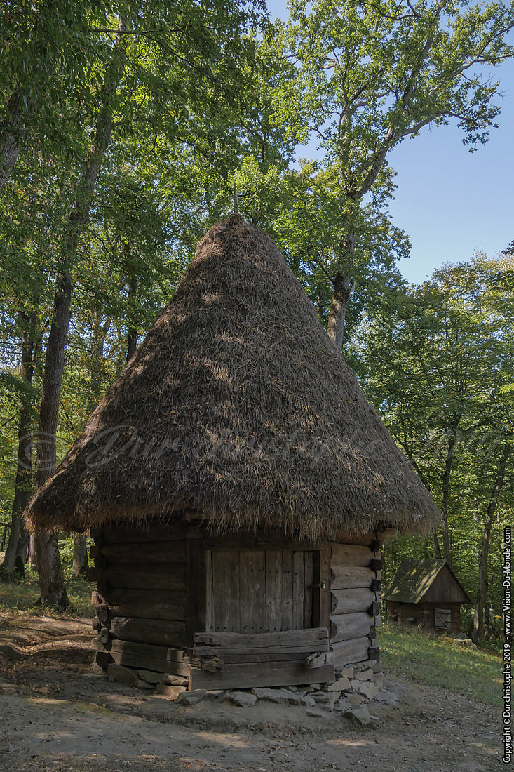 La hutte - Parc Ethnographique Astra