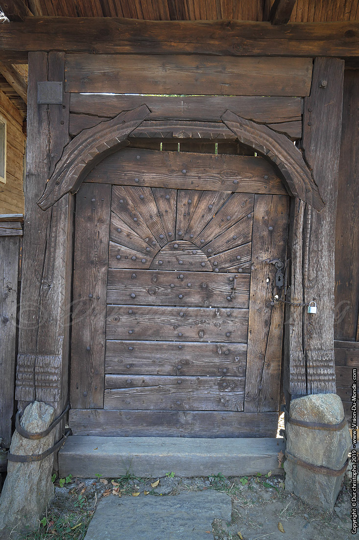 Porte de bois - Parc Ethnographique Astra