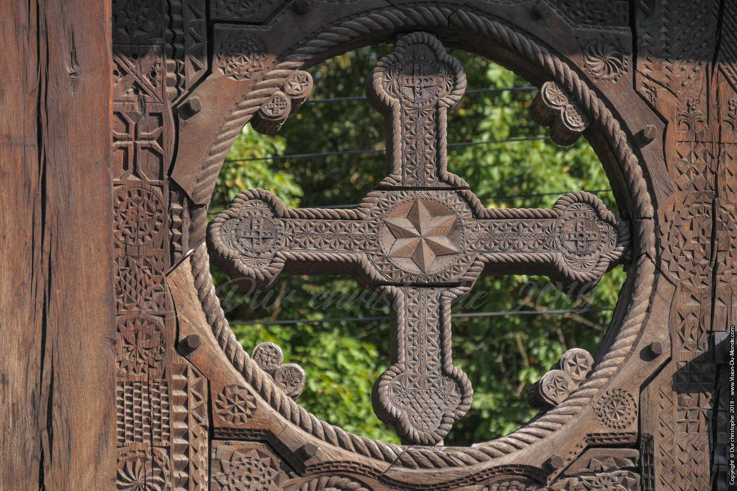Portail sculpté - Parc Ethnographique Astra
