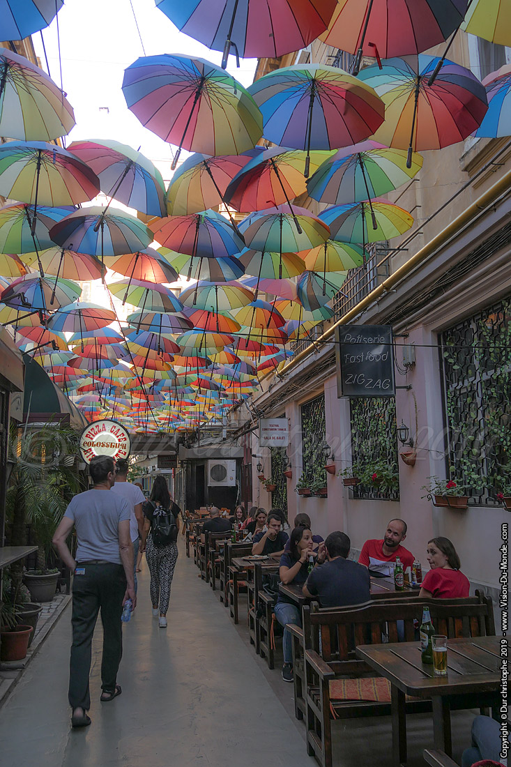 Allée de parapluies - Bucarest